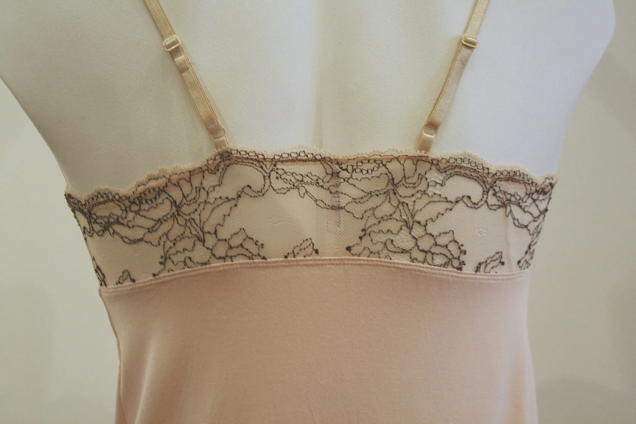 Olivia Teddy | Pale